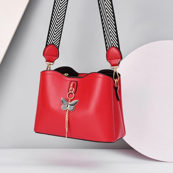 Butterfly Ring Shoulder Bag: A Trendy Fashion Choice for Women.